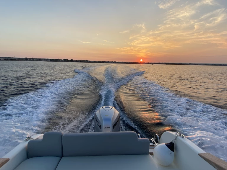 Psmar Acquasanta 1/a między profesjonalistami a osobami prywatnymi w Marzamemi