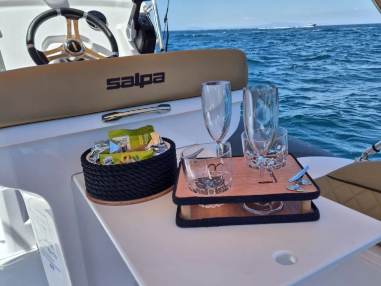 Salpa Salpa Soleil 18 między profesjonalistami a osobami prywatnymi w Sorrento