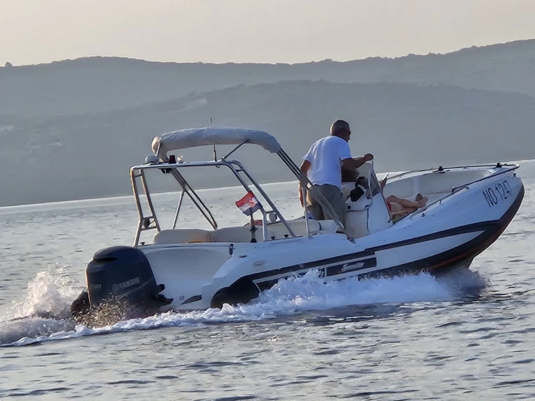 Zar ZAR 57 Welldeck między profesjonalistami a osobami prywatnymi w Selce