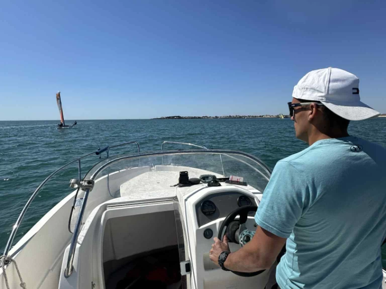 Wynajem Motorówka Jeanneau z patentem 