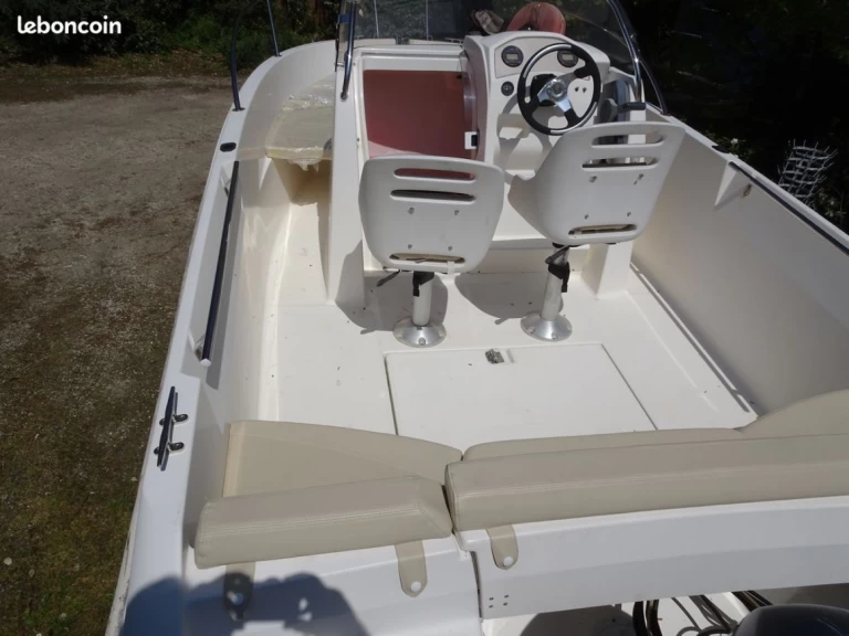 Jeanneau Cap Camarat 555 między profesjonalistami a osobami prywatnymi w Saint-Gilles-Croix-de-Vie