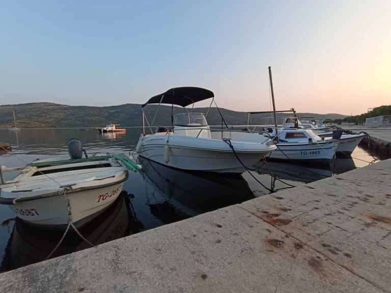 AM Yacht Prince 570 Open między profesjonalistami a osobami prywatnymi w Poljica