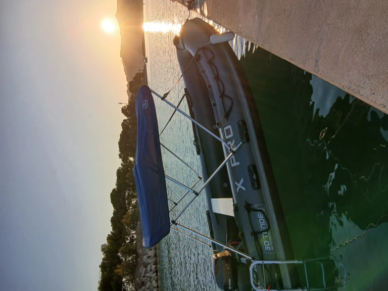 Wynajem Łódż półsztywna X-Pro z patentem 