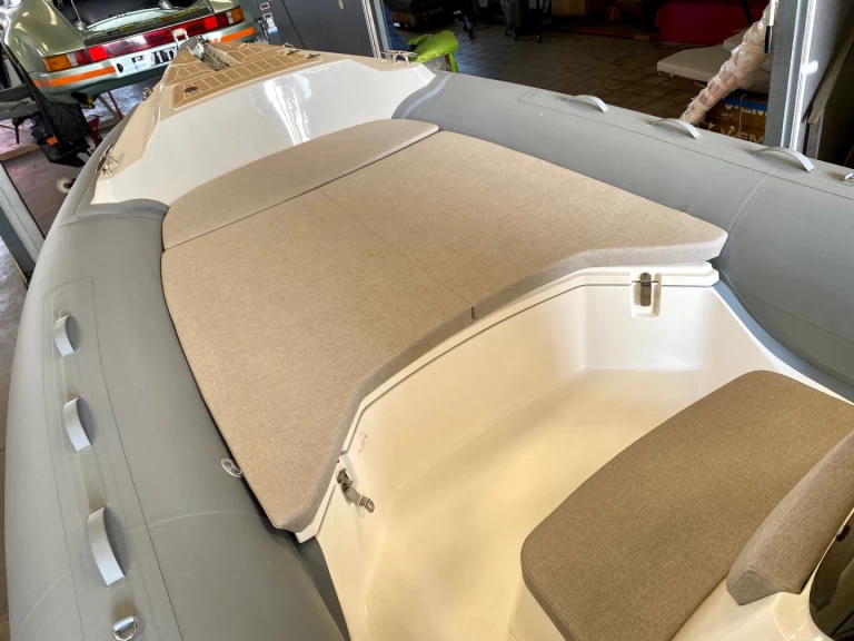 Łódż półsztywna do wynajmu w Saint-Cyprien w najlepszej cenie