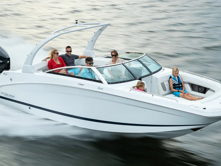 Four Winns HD 240 OB między profesjonalistami a osobami prywatnymi w Cannes