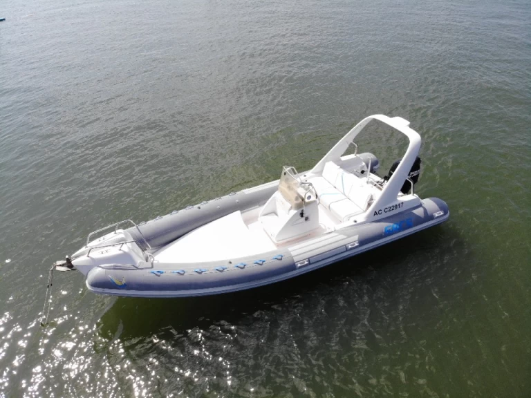 Wynajem Łódż półsztywna Sacs z patentem 