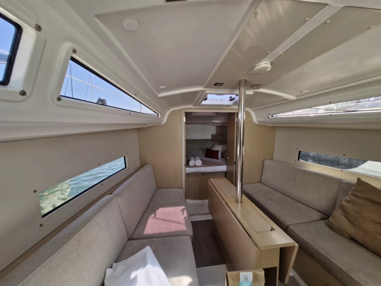 Bénéteau Oceanis 30.1 między profesjonalistami a osobami prywatnymi w Barcelona