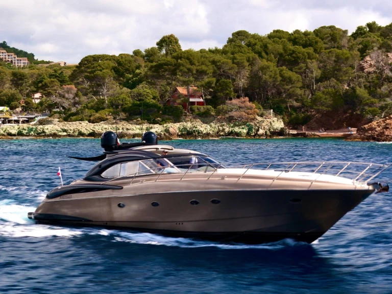 Sunseeker Predator 60 między profesjonalistami a osobami prywatnymi w Saint-Raphael