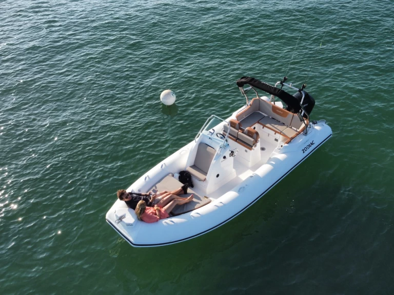 Wynajem Łódż półsztywna Zodiac z patentem 