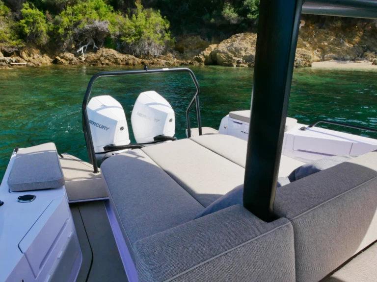 Wynajem Motorówka Axopar z patentem 