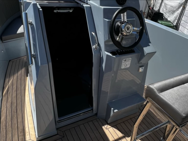 Moonday yacht Matrix 655 między profesjonalistami a osobami prywatnymi w Six-Fours-les-Plages