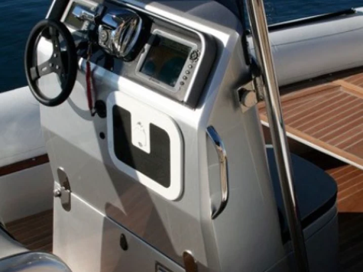 Łódż półsztywna do wynajmu w Six-Fours-les-Plages w najlepszej cenie