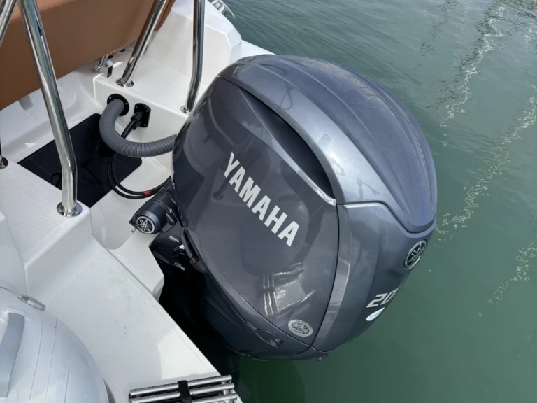 Zodiac Medline 6.8 między profesjonalistami a osobami prywatnymi w La Trinité-sur-Mer