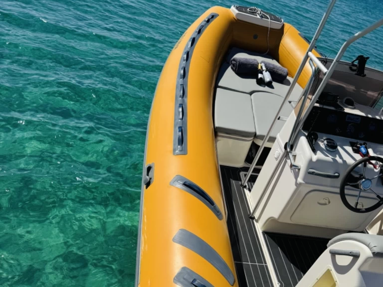 Wynajem Łódż półsztywna SEVEN FIFTY  z patentem 