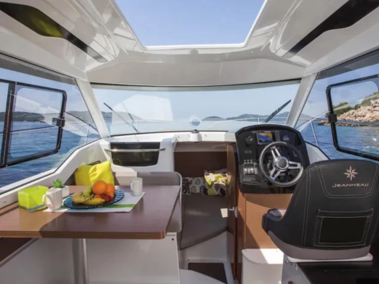 Wynajem Motorówka Jeanneau z patentem 