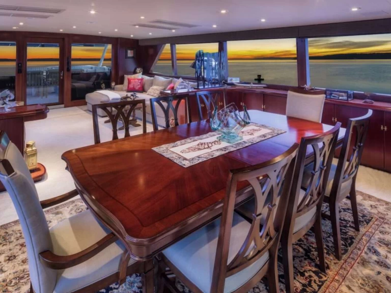 Wynajem Luksusowy jacht Broward z patentem 