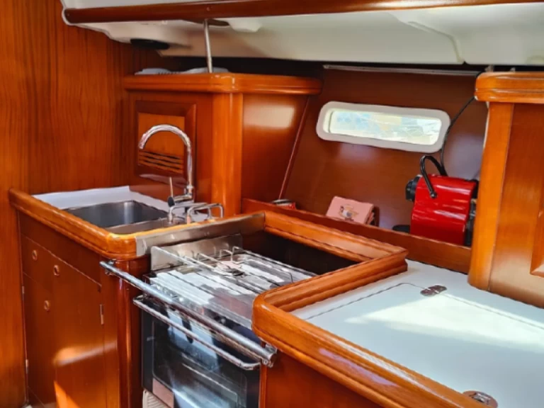 Bénéteau Oceanis 393 Clipper między profesjonalistami a osobami prywatnymi w Kallithéa