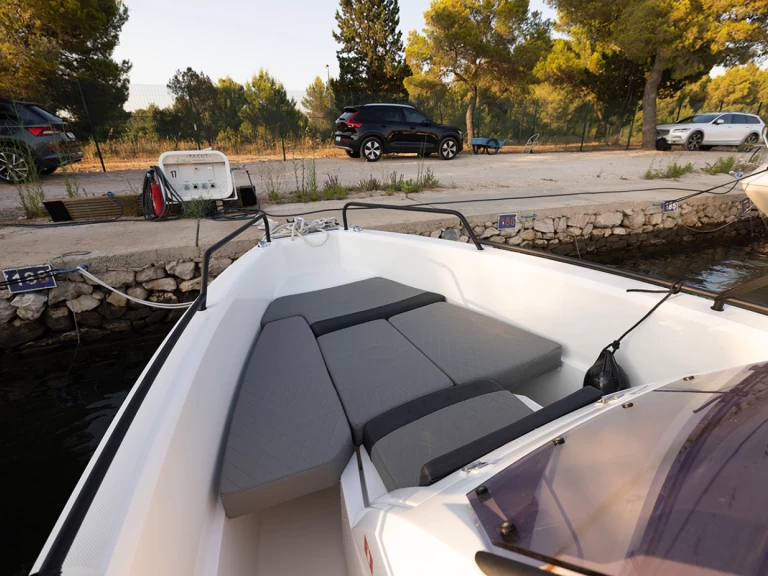 Compass Boats Compass 7s między profesjonalistami a osobami prywatnymi w Sibenik