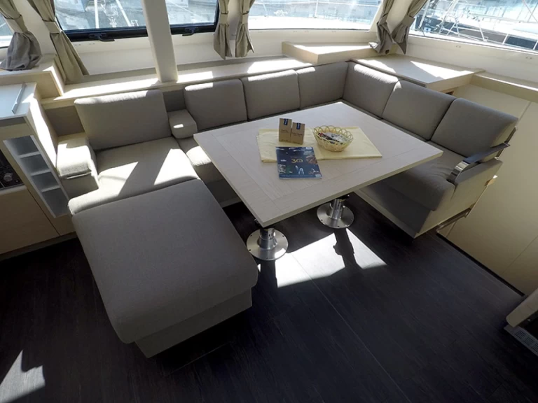 Fountaine Pajot Elba 45 między profesjonalistami a osobami prywatnymi w Sibenik