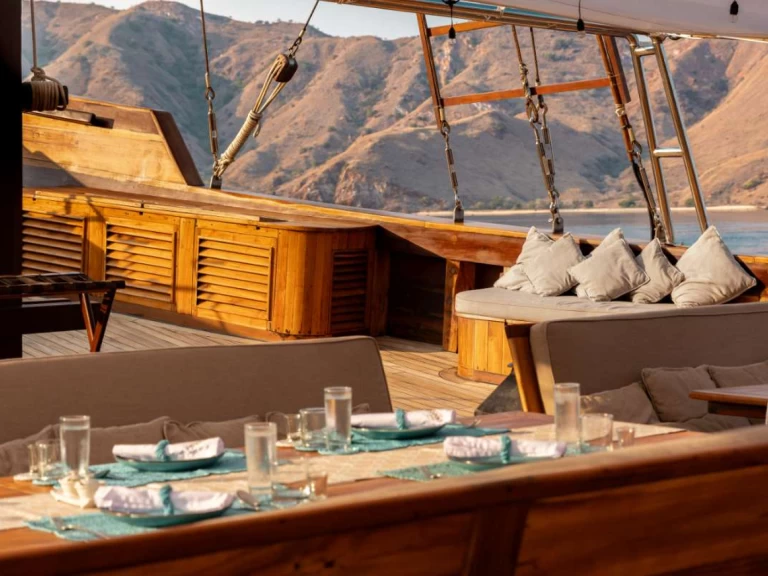 Wynajem łodzi Sorong tanio Prana by Atzaro