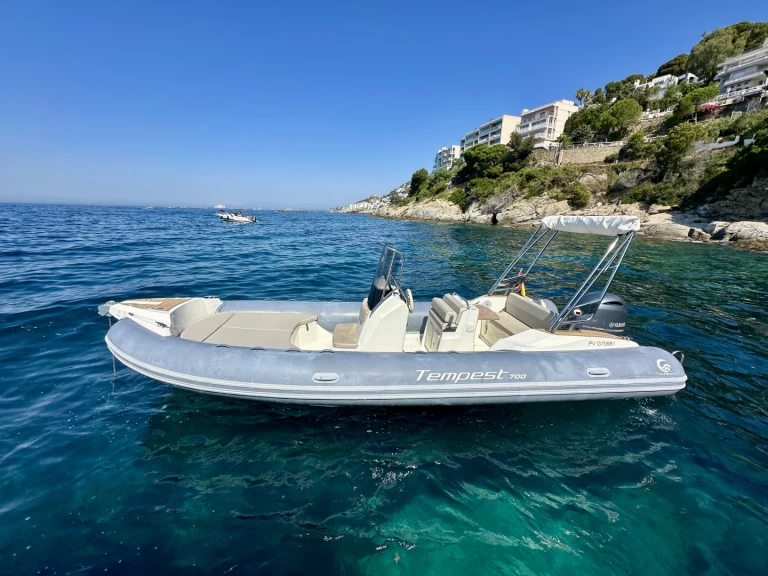 Wynajmij Capelli Tempest 700 w Roses