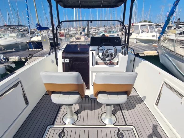 Bénéteau Flyer 7 SPACEdeck między profesjonalistami a osobami prywatnymi w Les Sables-d'Olonne