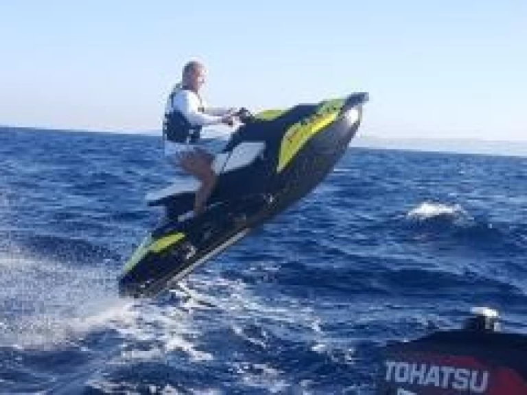 Sealine Spark  między profesjonalistami a osobami prywatnymi w Rovinj