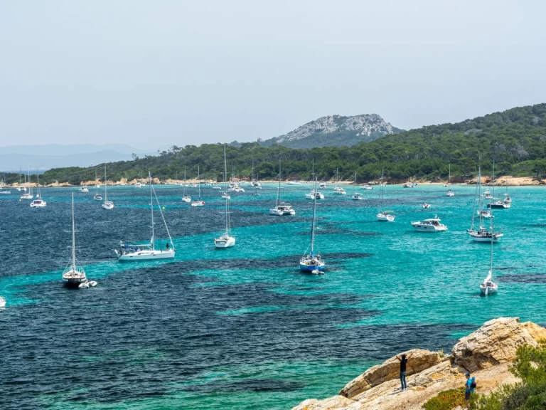 Dufour Dufour 485 Grand Large między profesjonalistami a osobami prywatnymi w Port de Hyères (St Pierre)