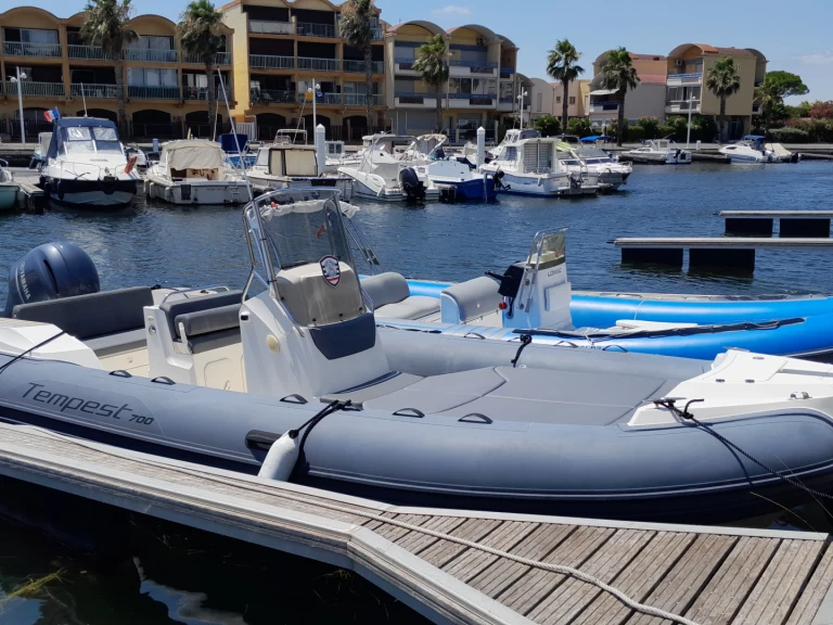 Capelli Tempest 700 między profesjonalistami a osobami prywatnymi w Gruissan