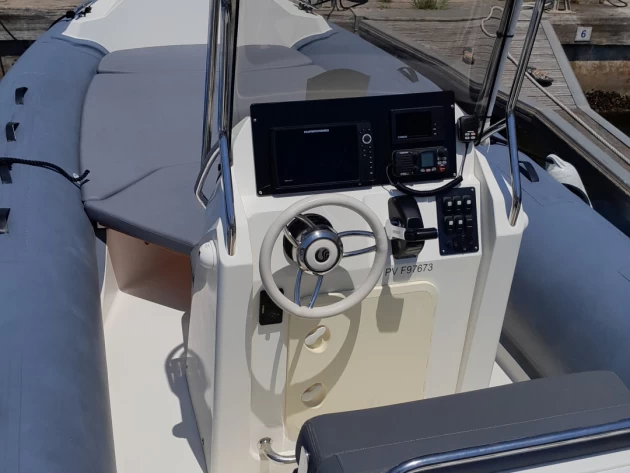 Wynajem Łódż półsztywna Capelli z patentem 