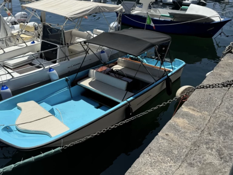 Wynajmij Boston Whaler Boston Whaler 17 w Aci Trezza