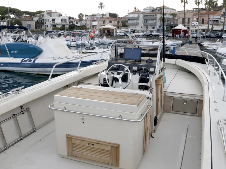 Wynajem Motorówka Boston Whaler z patentem 