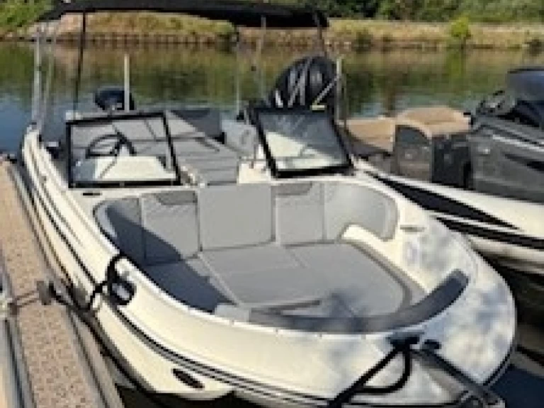 Wynajmij Bayliner M19 w Hyeres