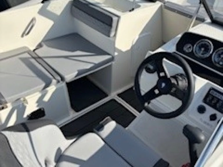 Wynajem łodzi Hyeres tanio M19