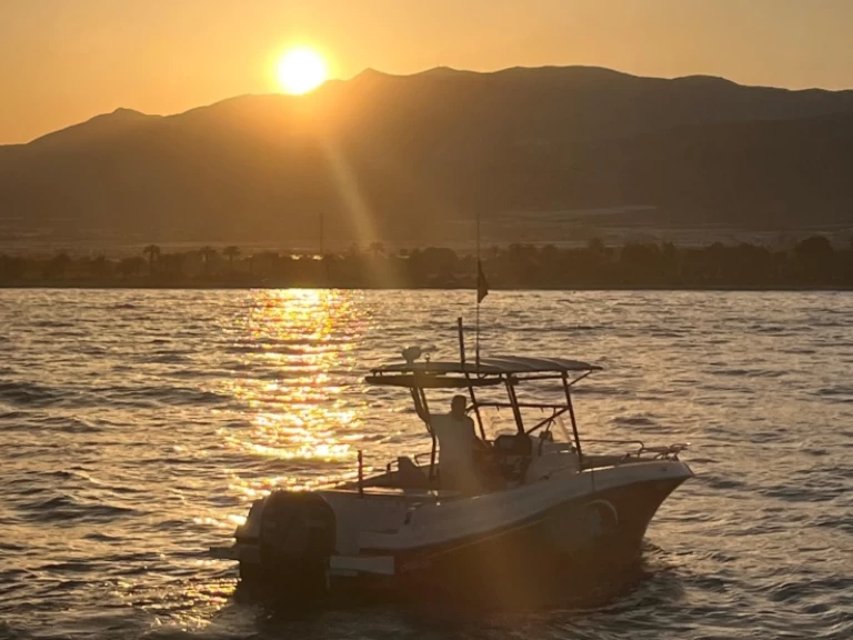 Wynajem Motorówka Pacific Craft z patentem 