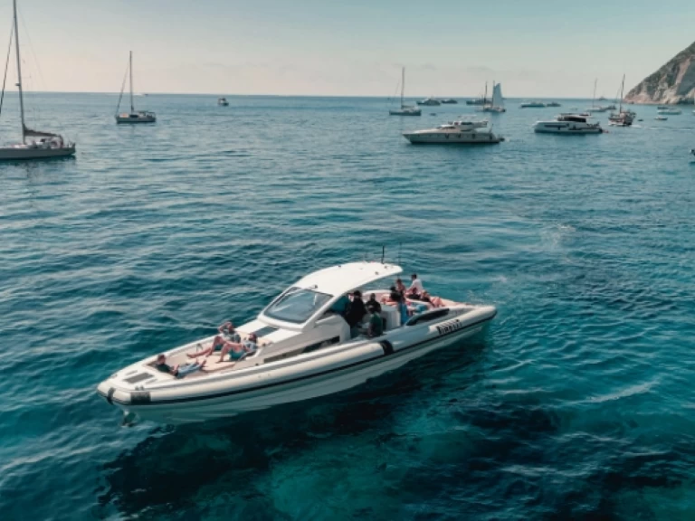 Wynajmij Łódż półsztywna z lub bez skippera Pirelli w Neapol