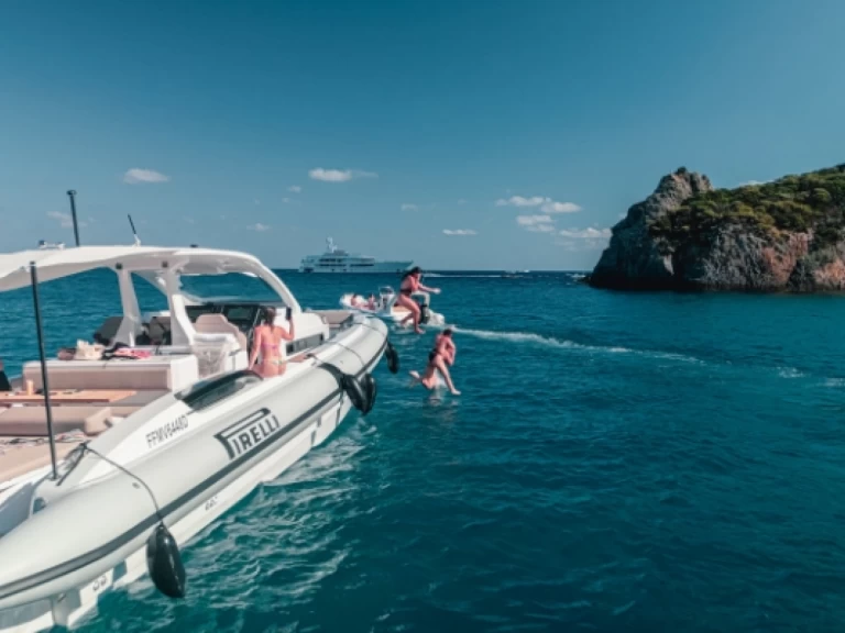 Łódż półsztywna do wynajmu w Neapol w najlepszej cenie