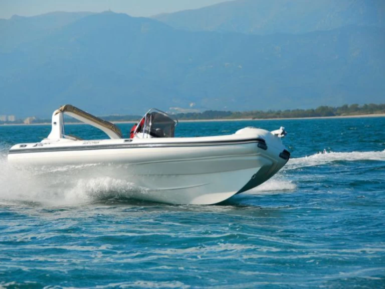Łódż półsztywna do wynajmu w Bol w najlepszej cenie