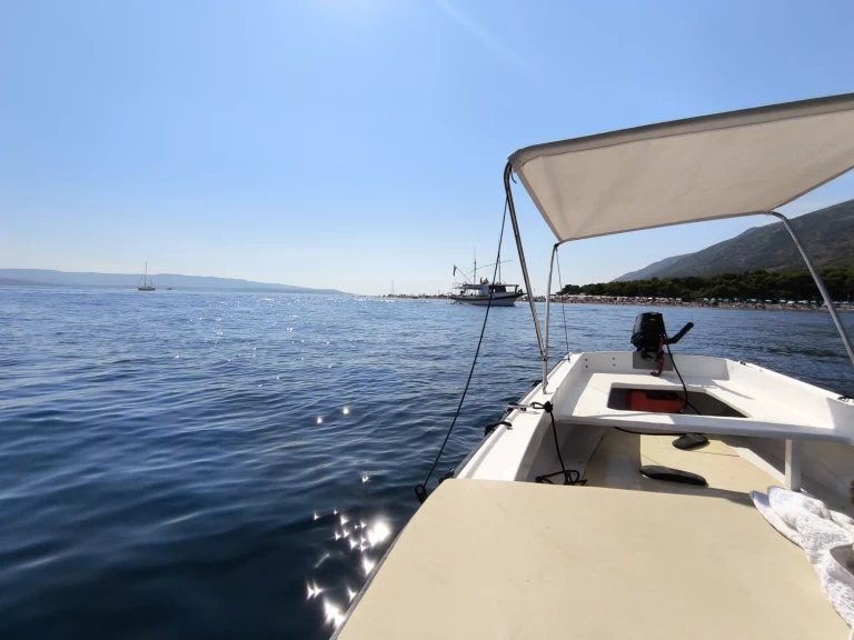 Motorówka do wynajmu w Bol w najlepszej cenie