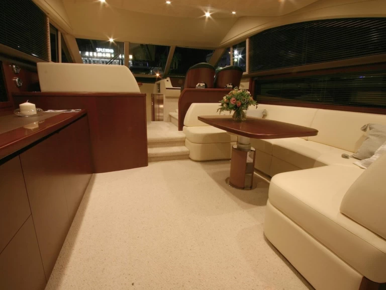 Princess Princess 54 między profesjonalistami a osobami prywatnymi w Antibes