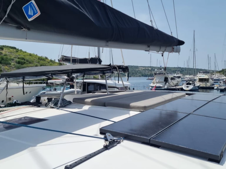 Neel Neel 47 między profesjonalistami a osobami prywatnymi w Punat