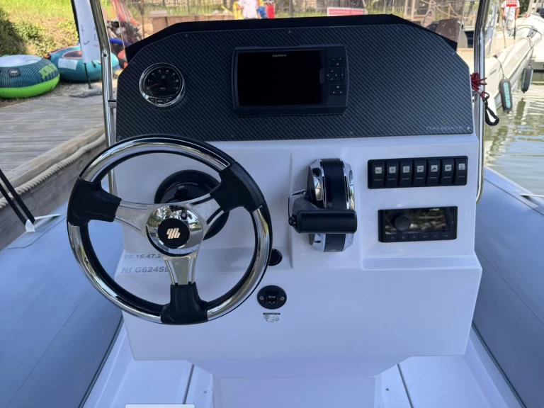 Łódż półsztywna do wynajmu w Mandelieu-la-Napoule w najlepszej cenie