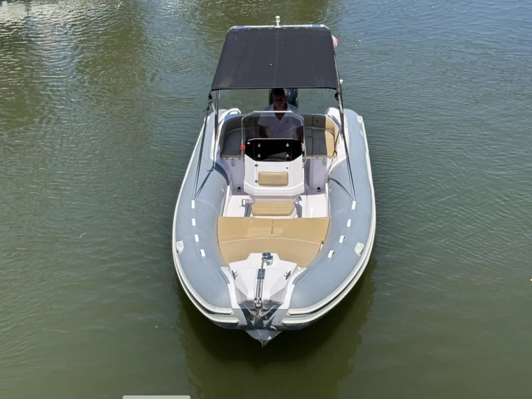 Predator 650 między profesjonalistami a osobami prywatnymi w Mandelieu-la-Napoule