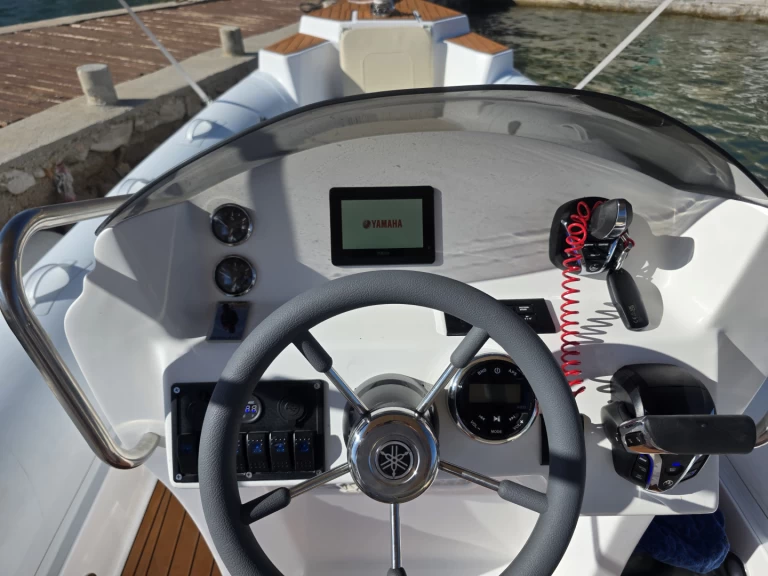 Wynajem Łódż półsztywna SeaScent z patentem 