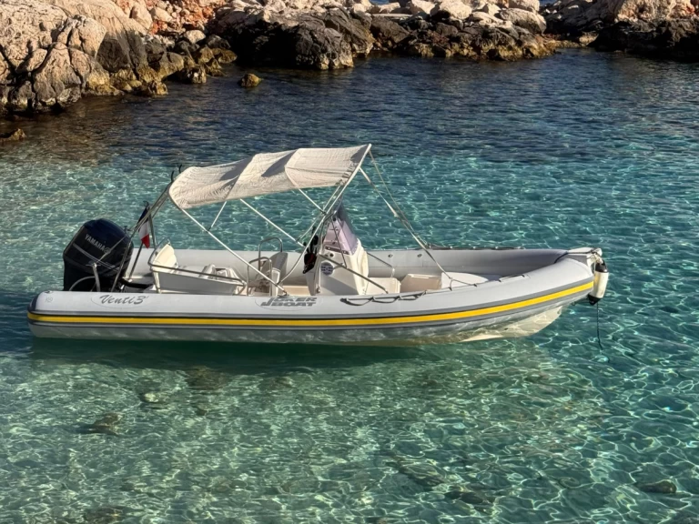 Joker Boat Clubman 23 między profesjonalistami a osobami prywatnymi w Bormes-les-Mimosas
