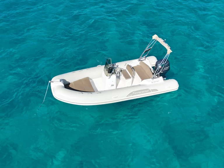 Wynajem Łódż półsztywna Capelli z patentem 