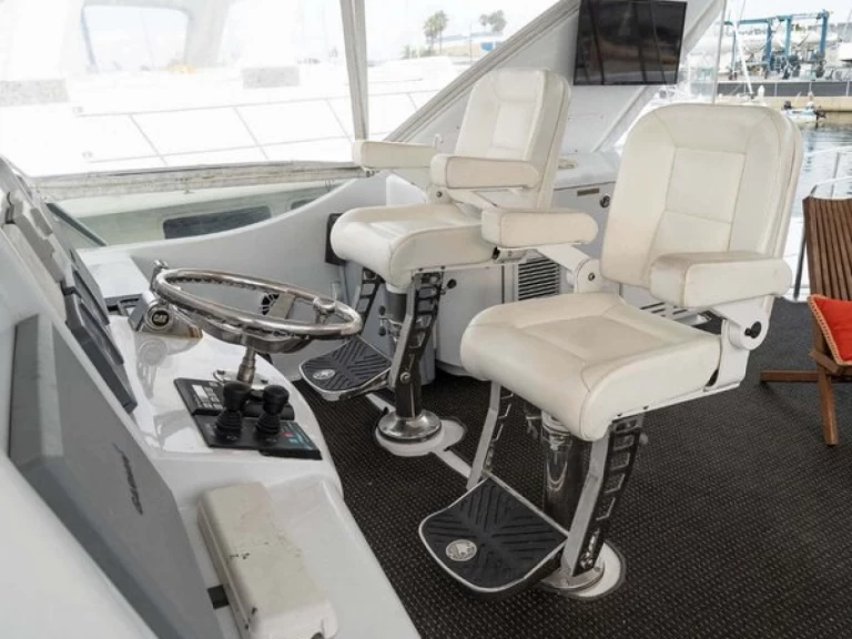 Custom 65 Motor Yacht między profesjonalistami a osobami prywatnymi w Marina Del Rey