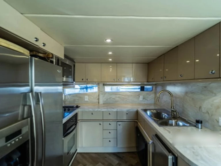 Custom Motor Yacht między profesjonalistami a osobami prywatnymi w Newport Beach