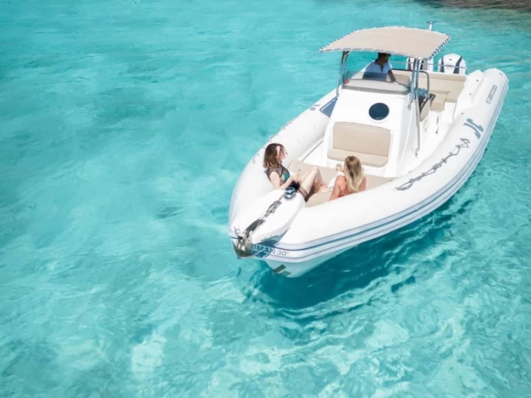 Joker Boat Clubman 30 między profesjonalistami a osobami prywatnymi w La Maddalena