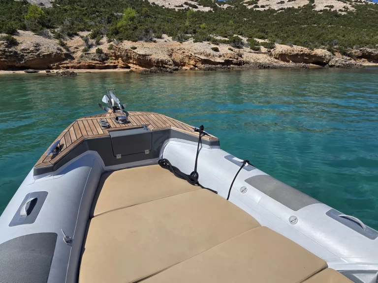 Wynajem Łódż półsztywna Grginić z patentem 